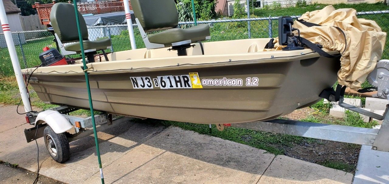 American 12 Sun dolphin Fishing Boat