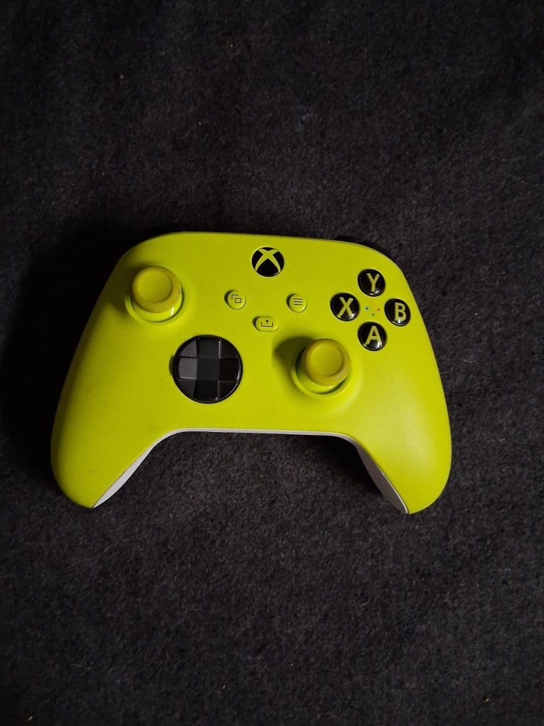 Xbox X Series Wireless Controller (GLITCHES RIGHT & LEFT)