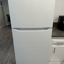 Frigidaire 18.3-cu ft Top Freezer Refrigerator 