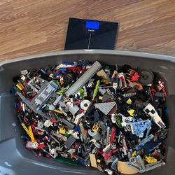 64 Pounds Of Lego 