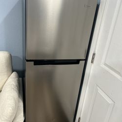Barely Used fridge Brand New 