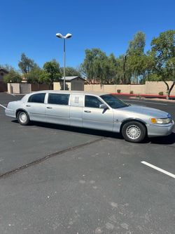 Lincoln town car limo