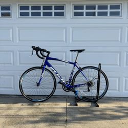 Fuji Sportif road bike, medium frame, 700c wheels, Shimano Claris.