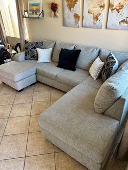 DELIVERY AVAILABLE 🚛. Gorgeous Sectional couch with double chaise LIKE NEW