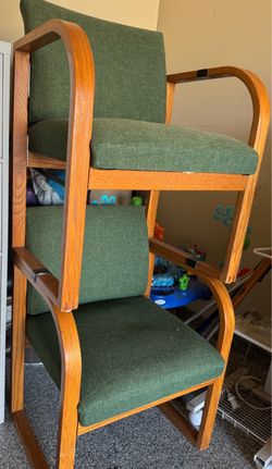6 wooden chairs!! Very comfortable !