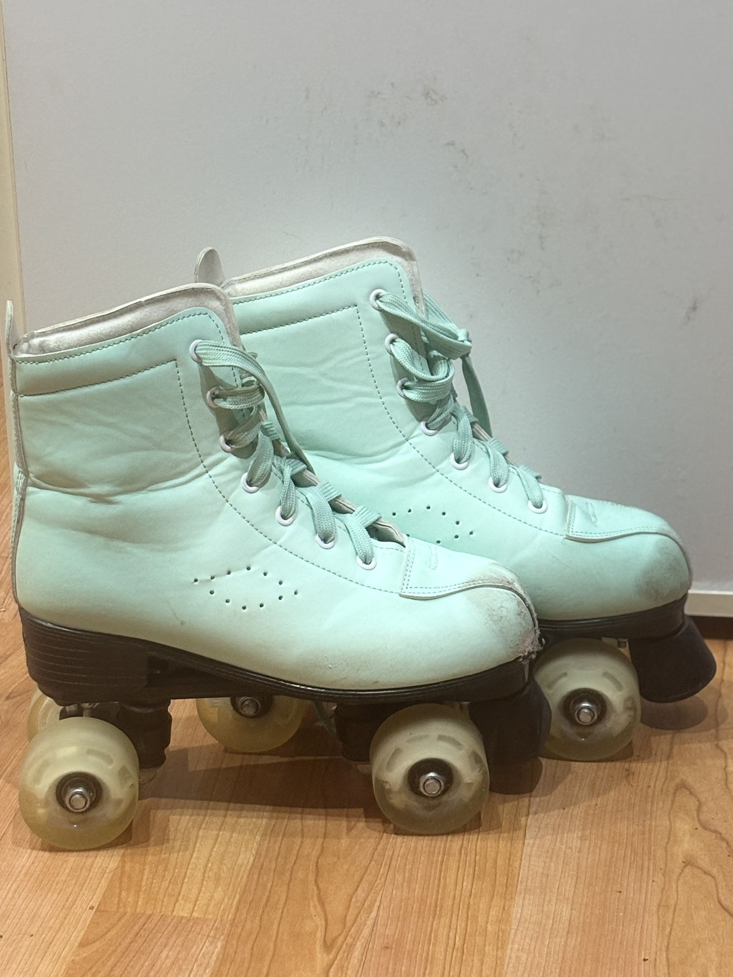Women’s Turquoise Roller Skates Size 7.5M