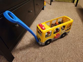 Fisher-Price Little People Big Yellow School Bus with 9 Figures!
