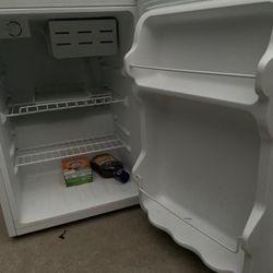 Mini Fridge Magic Chef