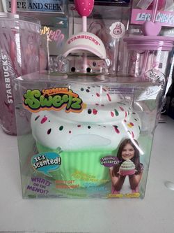 Squeezeez Sweetz Scented Squishy Cupcake Toy