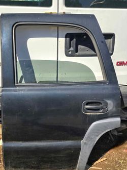Chevy Tahoe 2003-2006 Rear Left Door OEM / Puerta Trasera Izquierda Original