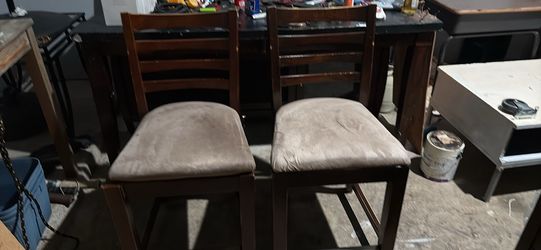 Set of dining room chairs in good condition