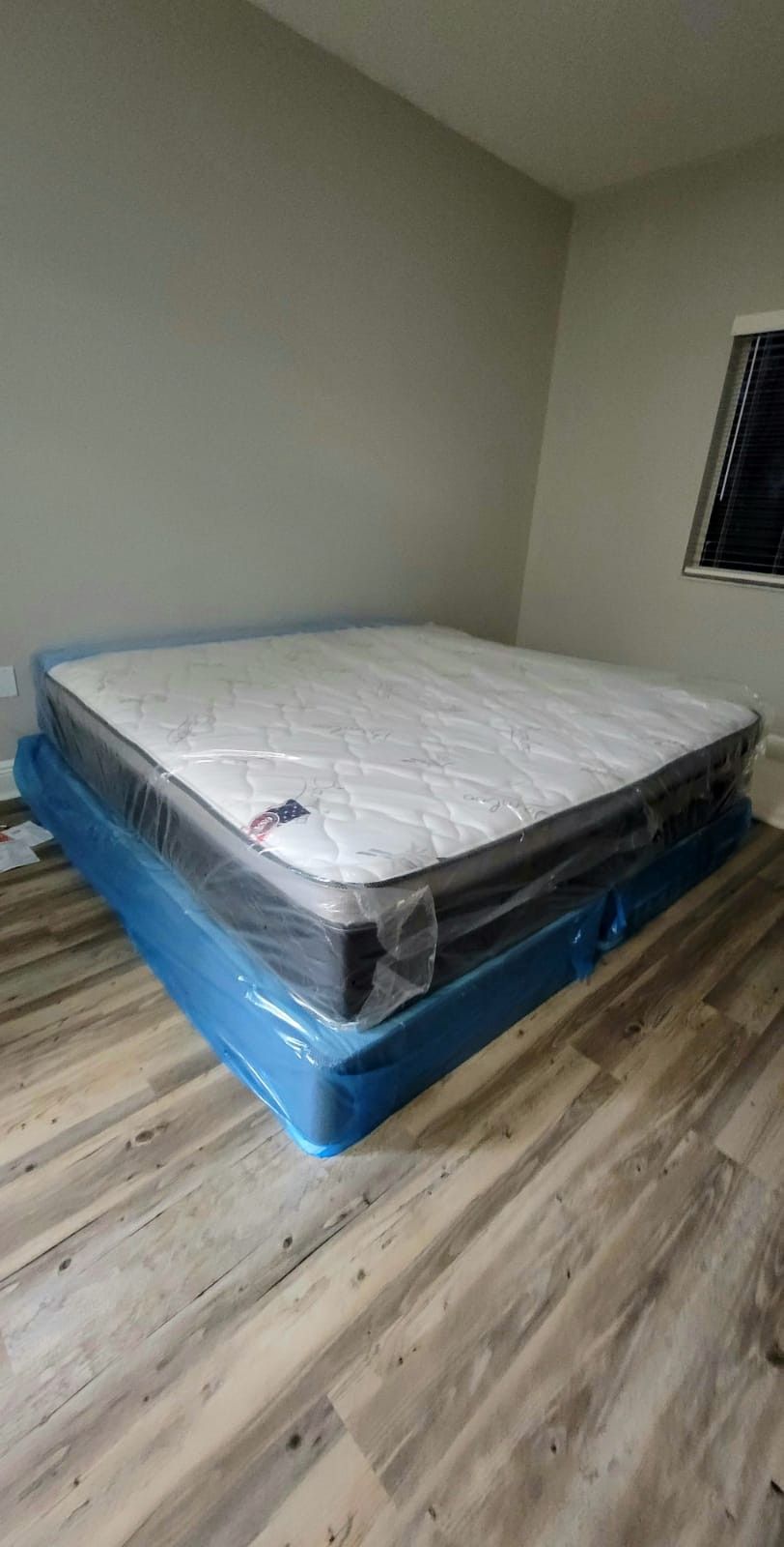 NEW KING-SIZE PILLOW TOP MATTRESS AND BOX SPRING 🆕️