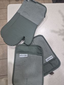 Oven Mitts & Hot Pads