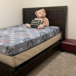 King Size Bed With Mattress And Frame ,wooden Box As Well 