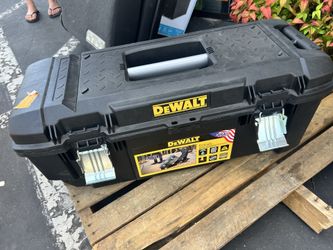 Dewalt roller toolbox