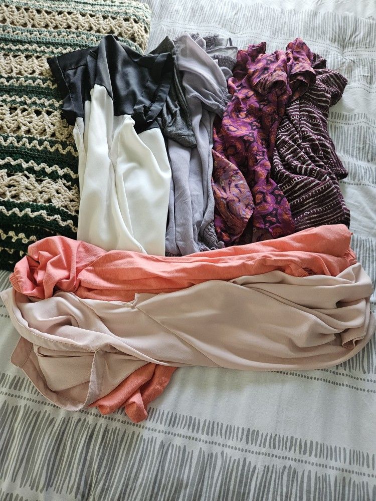 Women's Short Sleeve Tops (Medium)