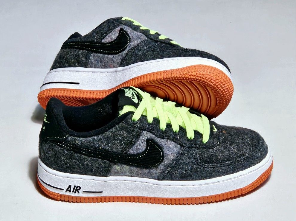 BIG KID'S SIZE 4Y WOMEN'S SIZE NIKE AIR FORCE LV8 SNEAKERS!!