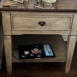 Costco , Coffee Table, 2 Stands 