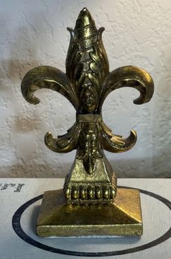 Decorative Gold-Finished Fleur -De-Lis Finial with Artichoke Top