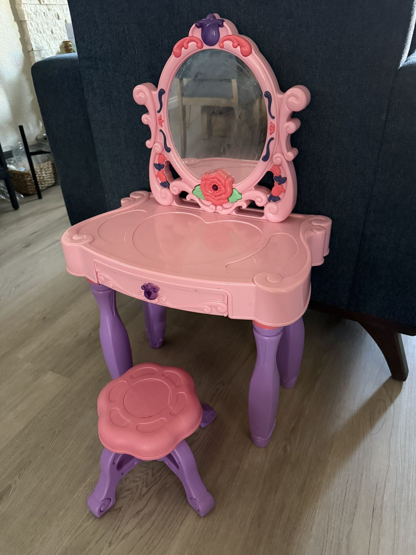 Kids Make Up Play Vanity Table With Mirror And Chair