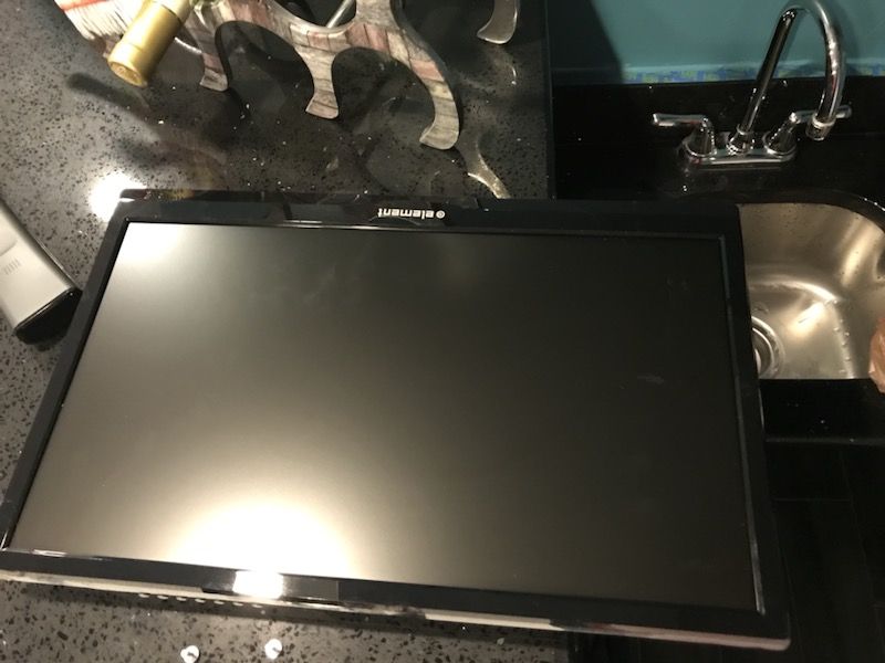 Flat screen tv TVs — 21 in element 27 inch insignia