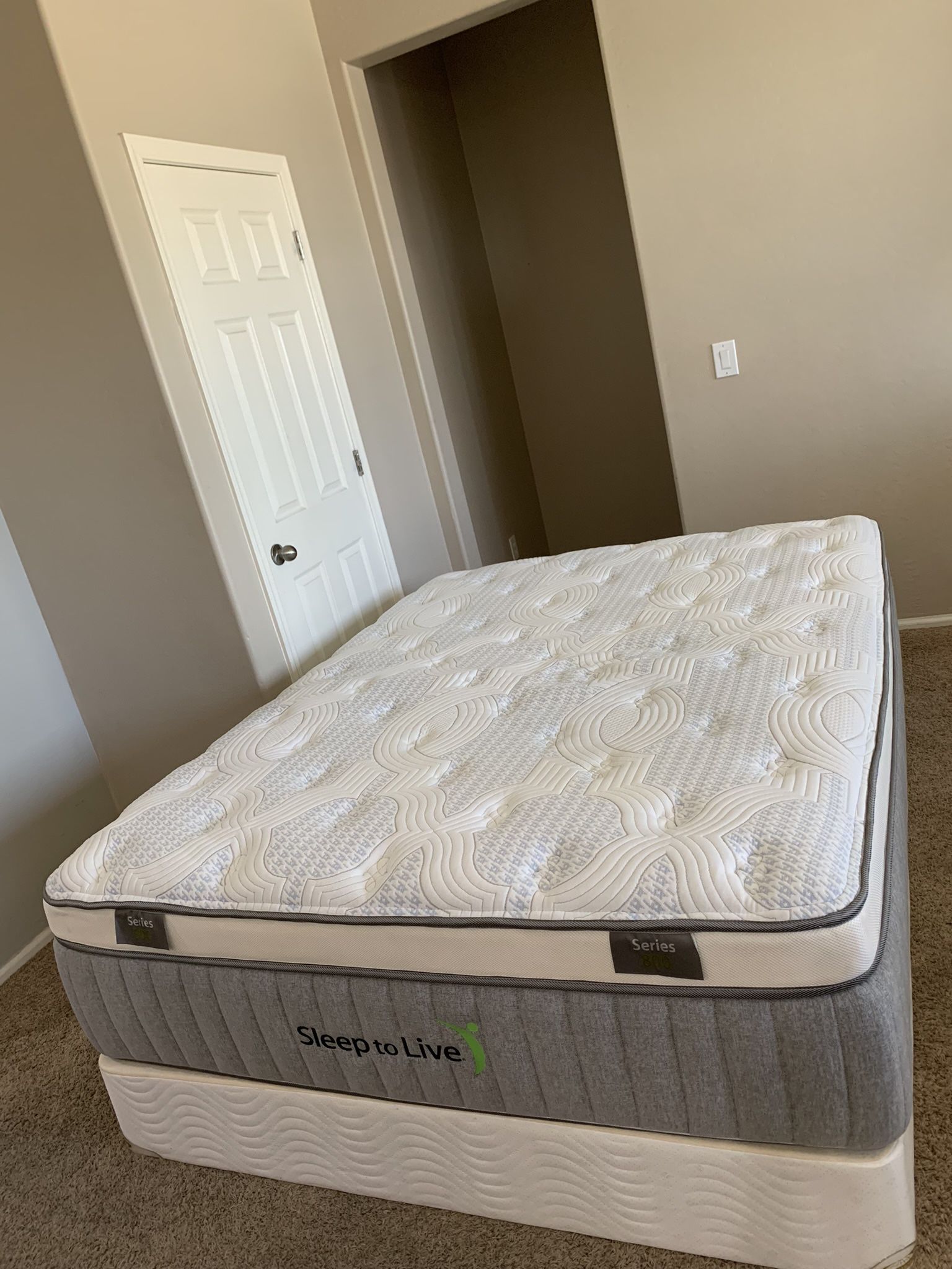 QUEEN KINGSDOWN MATTRESS AND FREE BOX SPRING 