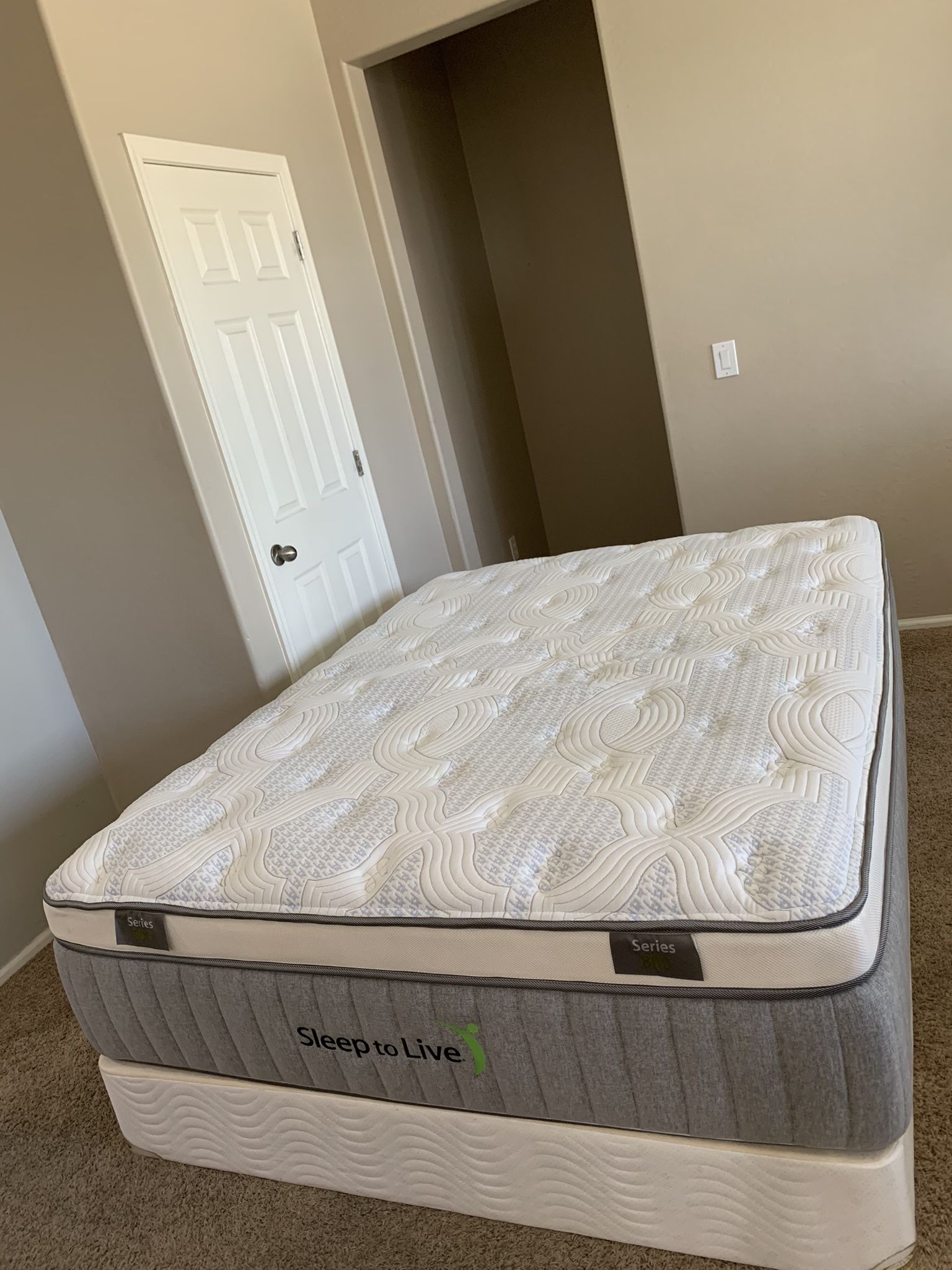 QUEEN KINGSDOWN MATTRESS AND FREE BOX SPRING for Sale in Avondale, AZ