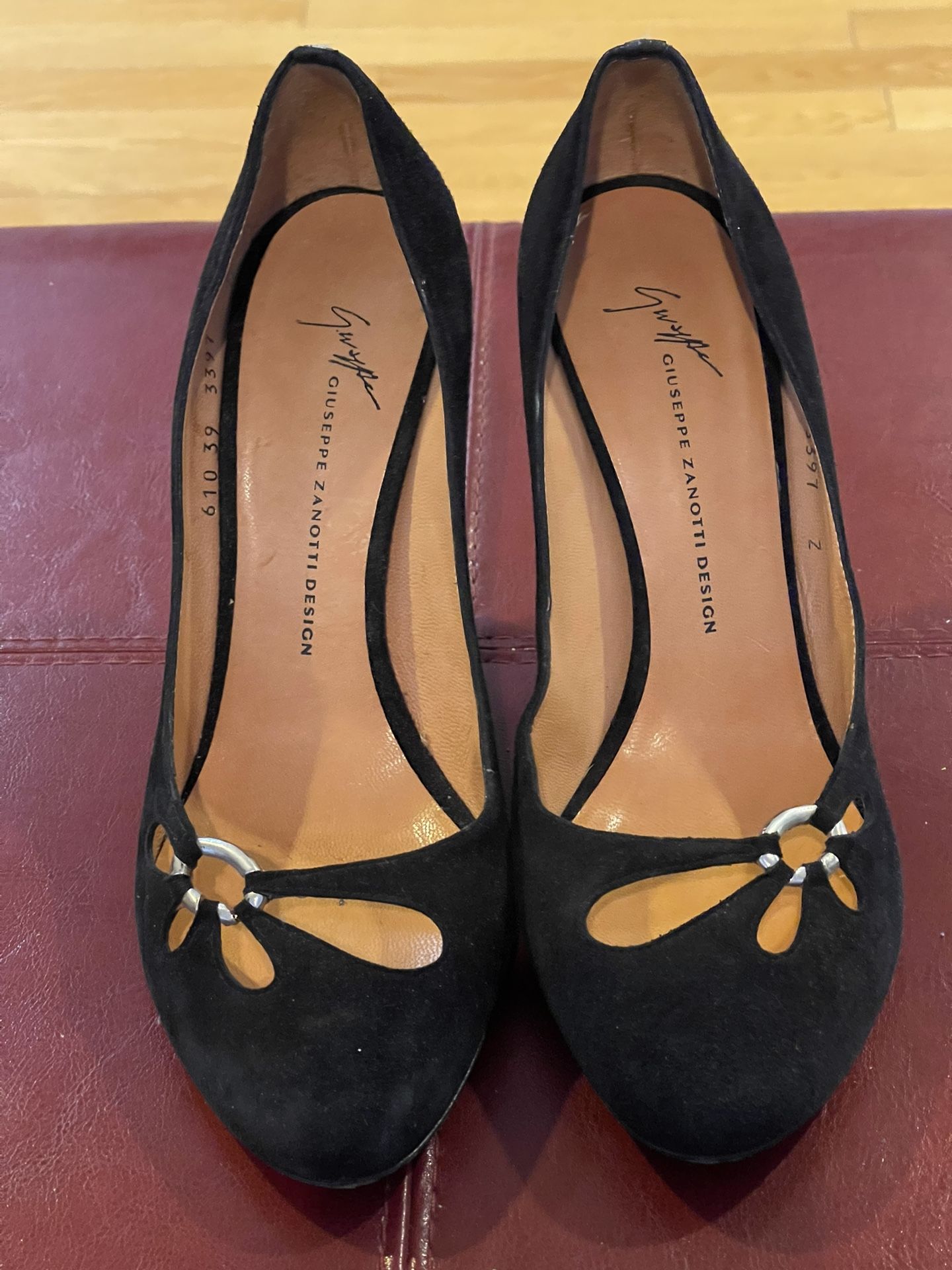 GIUSEPPE ZANOTTI Vintage Black Suede Cutout Pumps Buckle Unique 3” Heel Sz 39