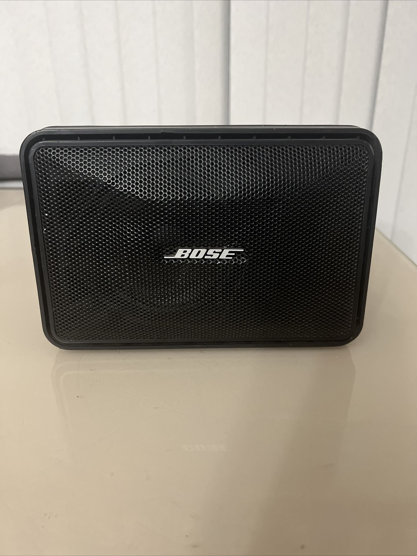 BOSE 101 MUSIC MONITOR Indoor/Outdoor SPEAKER 4 Ohms ONE SPEAKER ONL. Used in good cosmetic condition with 2 small dents on the grill which does not a