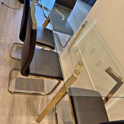 Dining table + 4 chairs lile a new. 