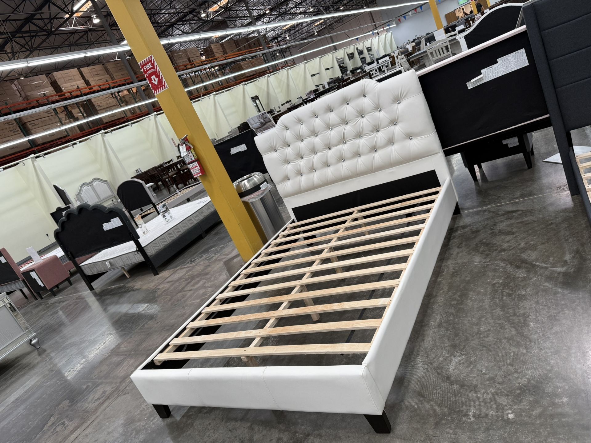 ✨ Queen Upholstered Platform Bed Frame – Tufted Crystal Headboard ✨ Upgrade your bedroom with this modern, glamorous queen bed frame! Features: •