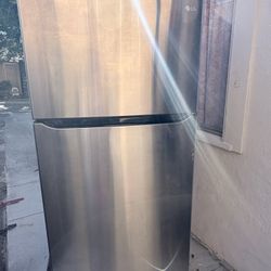 LG Top Freezer Refrigerator For Sale!