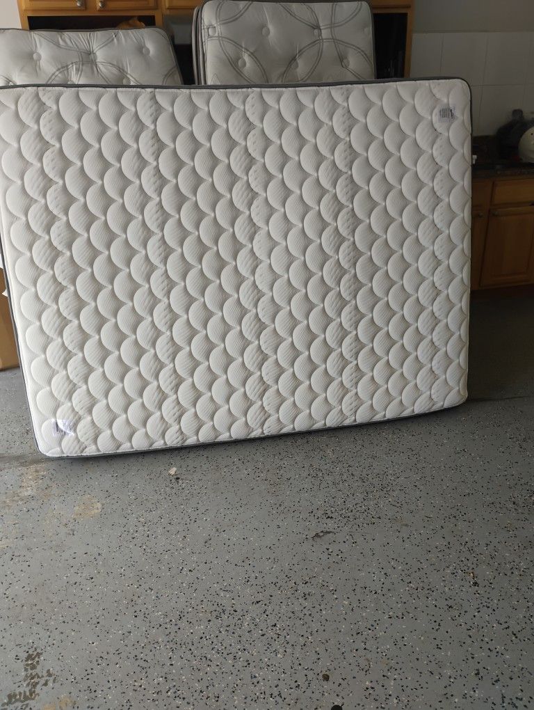 Queen Size Mattress100 ! No Box Spring