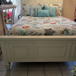 Beautiful Gorgeous Elegant Coastal Style Queen Size Bed And Mattress Set 