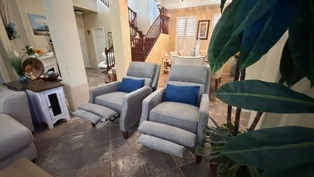 Beautiful pair of pushback recliners chairs in excellent condition