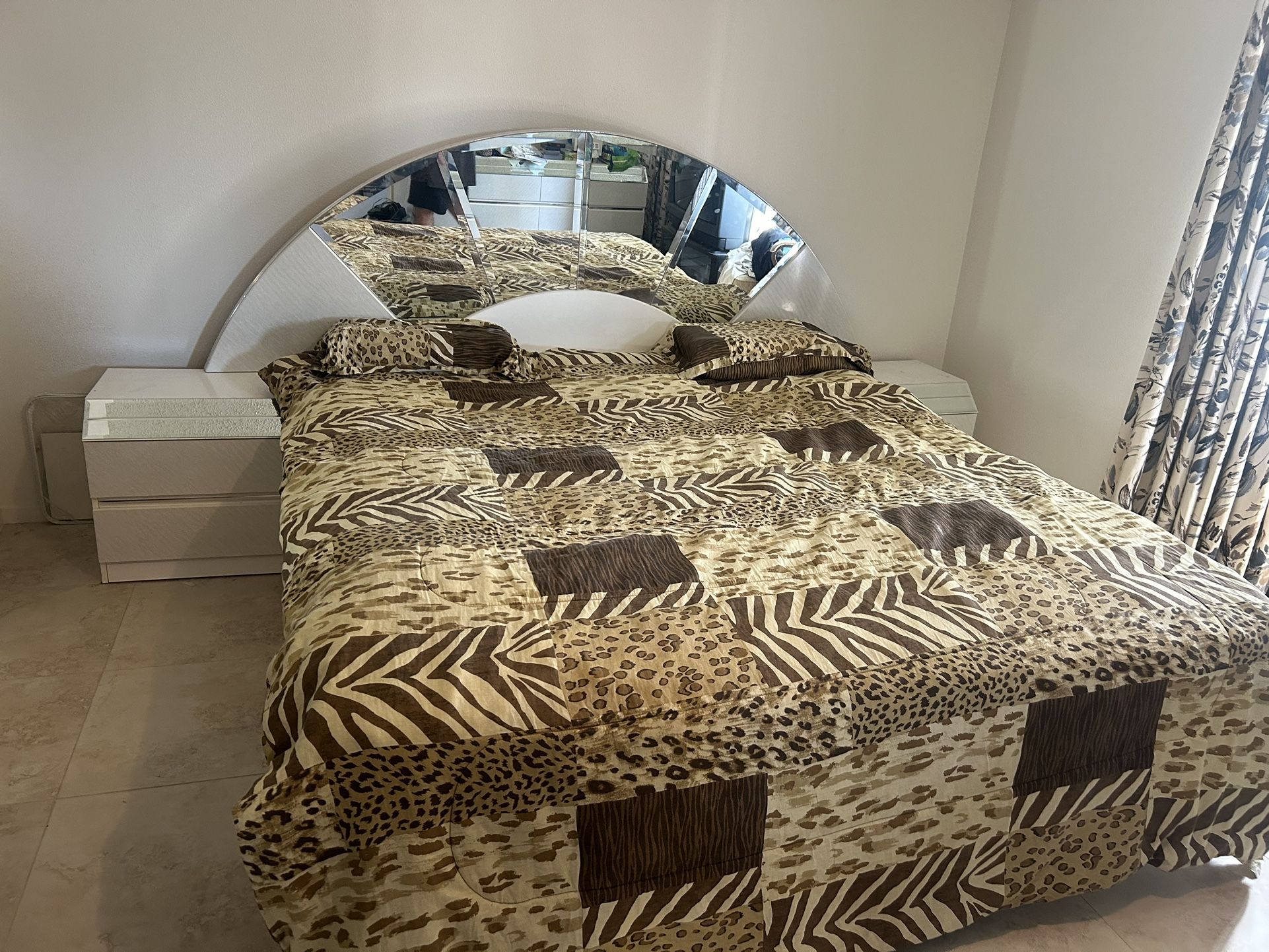 Bedroom Set With Matching Night Stands And Mirror