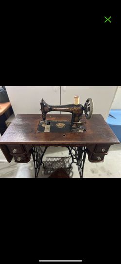 Vintage Antique Singer Sewing Machine
