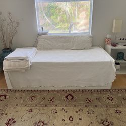 Daybed (expandable to a king size )