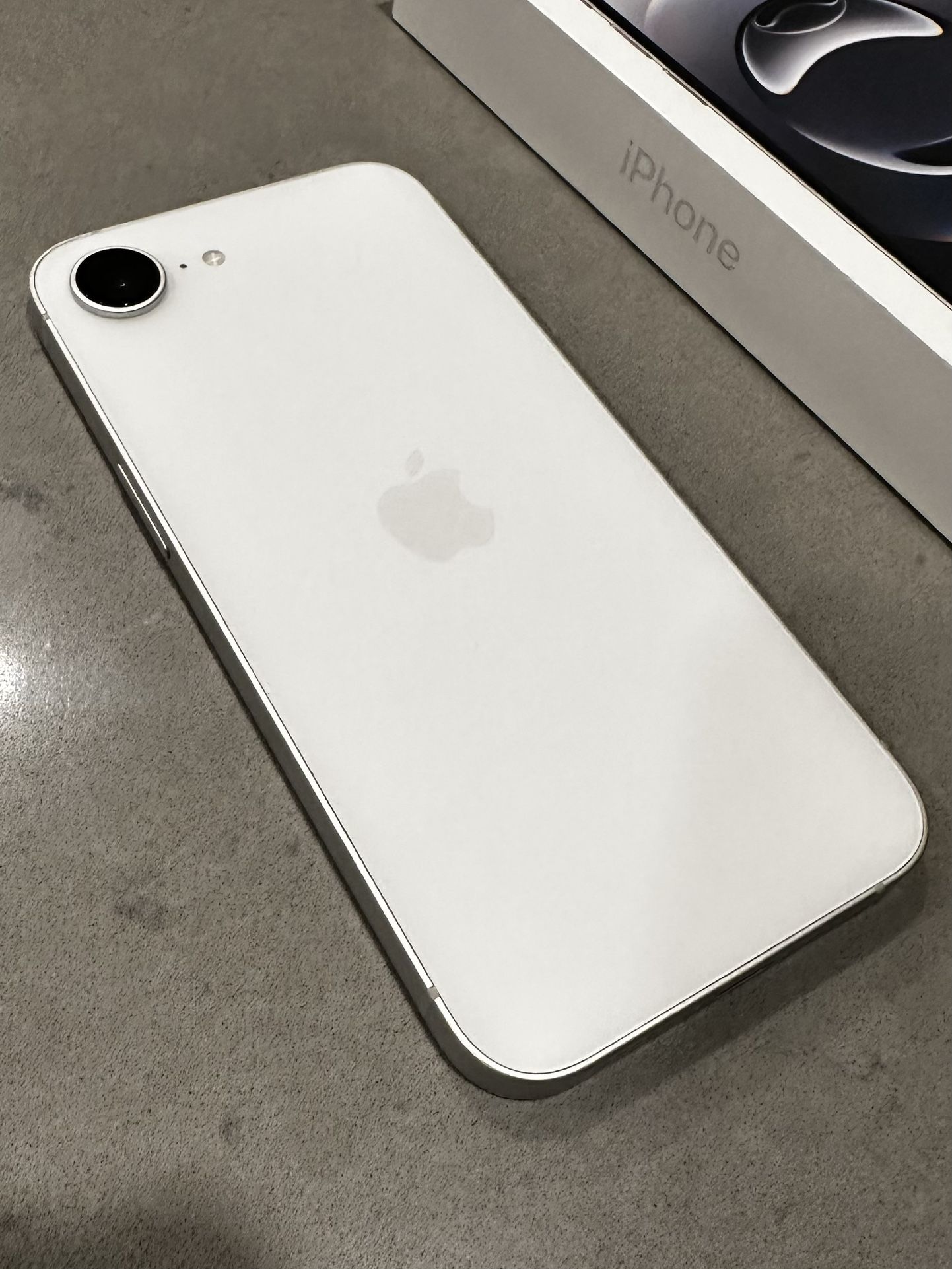 White IPHONE 16e 256gigs FULLY UNLOCKED NEW