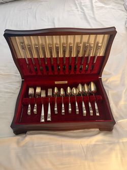Vintage 1936 Oneida 75 Piece Community Coronation Silverplate Flatware Set with Wooden Chest