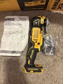 New De Walt XR 20V Max
Brushless 3-Speed
Oscillating Multi-Tool Kit
DCS356D1 with blades and charger
