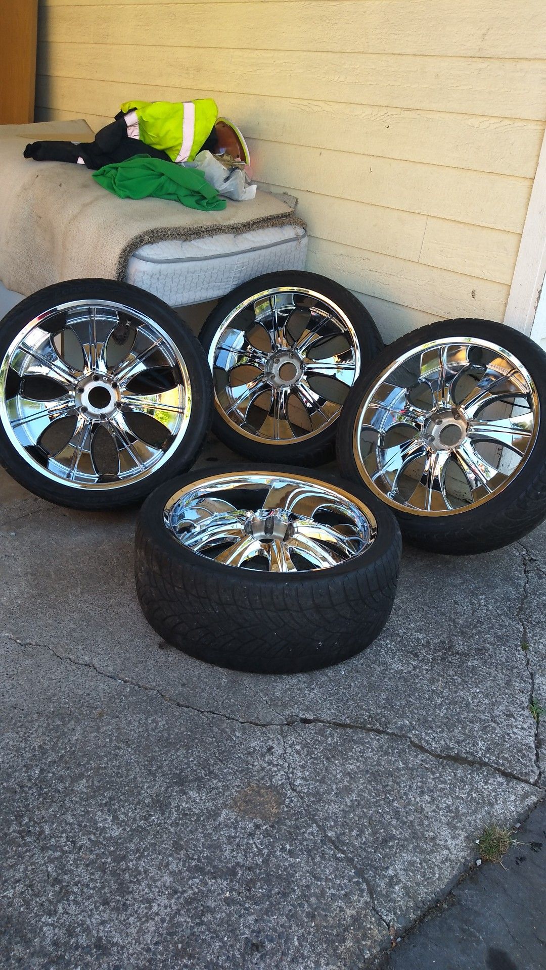 Rim and tires 24 6 lug for Chevy Tahoe and Silverado Yukon GMC Yukon $590 cash only