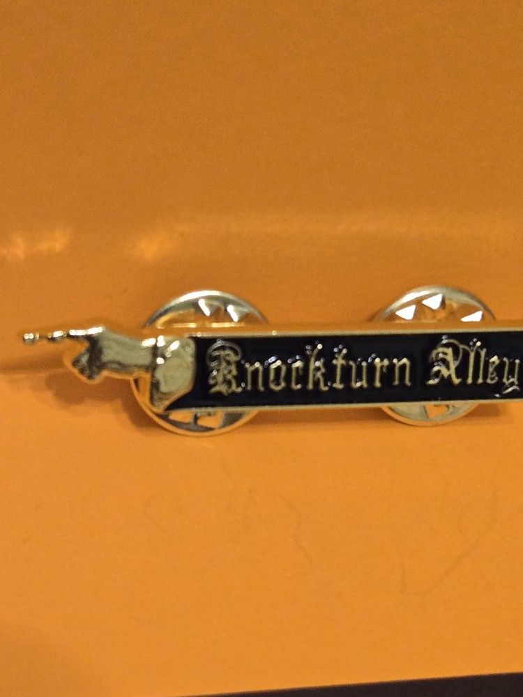 Harry Potter Knockturn Alley Directional Sign Enamel Metal Pin