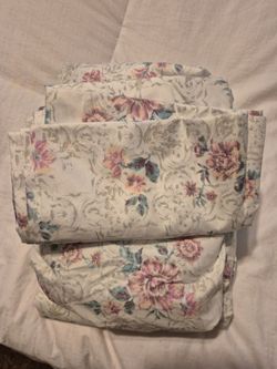 TWIN SET with 2 pillows cases NEW