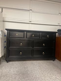 Stanley Young America collection dresser with 7 drawers / black dresser