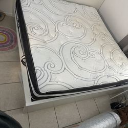 King size mattress Serta icomfort hybrid - AS IS -