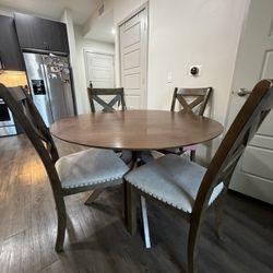 4 Person Round Wooden Table 