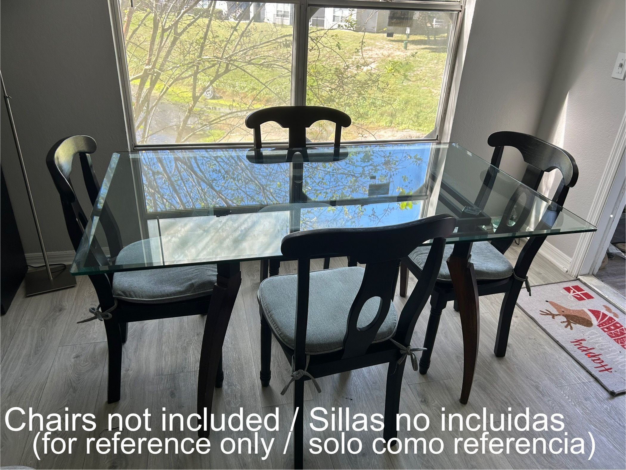 Dining table / Mesa de comedor