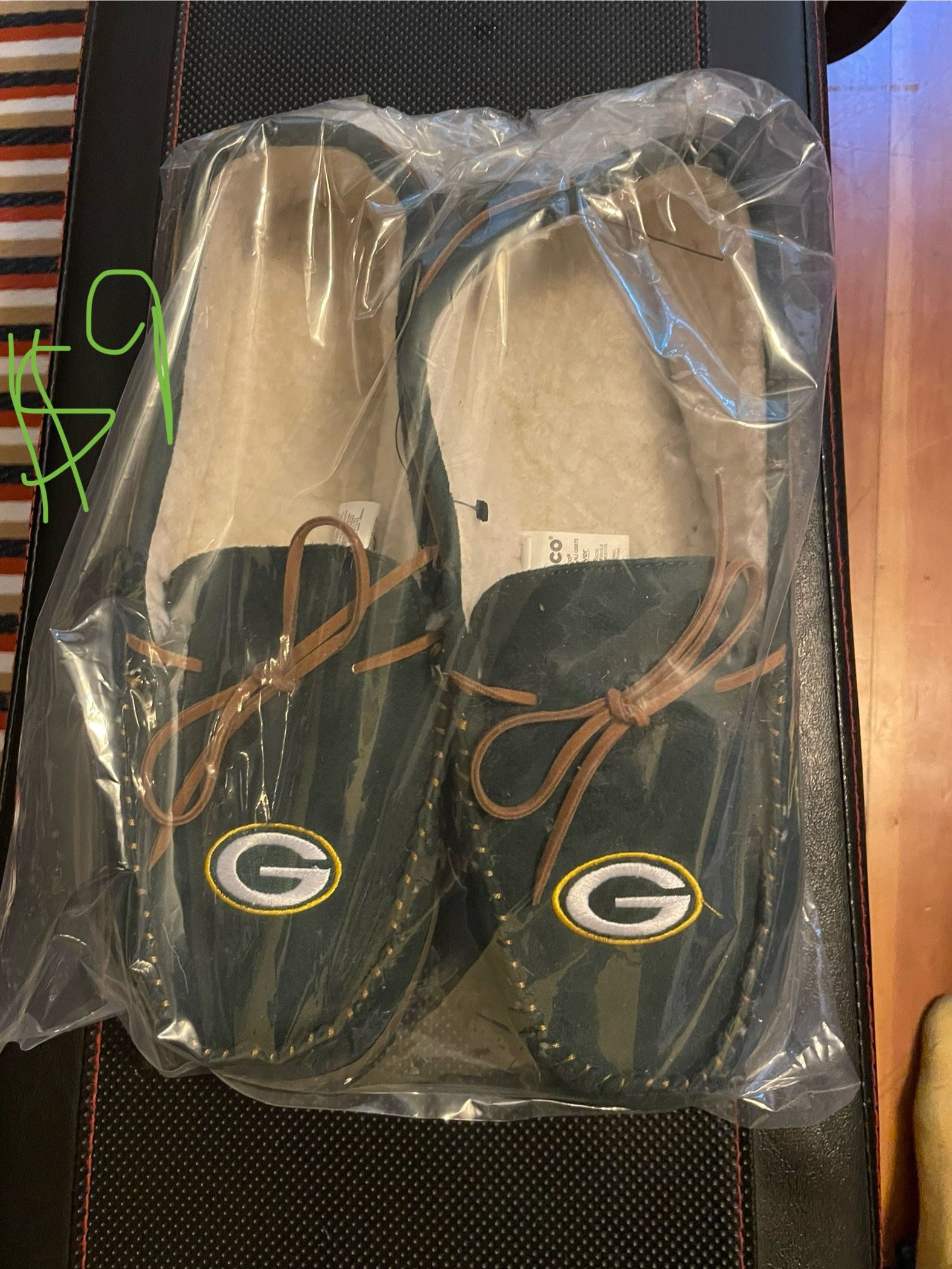 $9 LIKE NEW Green Bay Packers Moccasins- Large Size