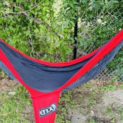 ENO DoubleNest Hammock In Red/ Grey is a popular, lightweight two-person camping hammock known for its portability & durable construction. Weight Capa